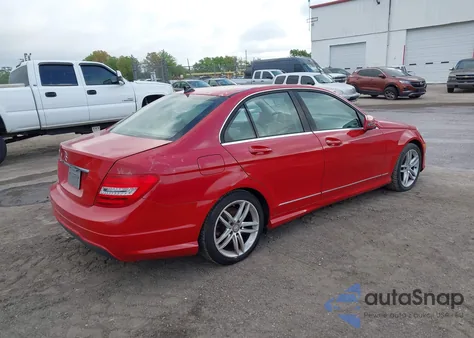 2014 Mercedes-Benz C 250 Sport z USA, uszkodzony, nr VIN WDDGF4HB2EA932699